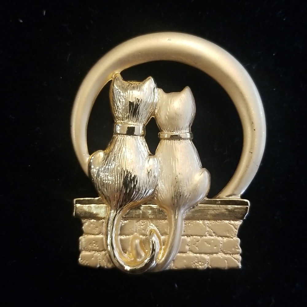 JJ JONETTE Vintage Cats Sitting Gold Brooch Pin
